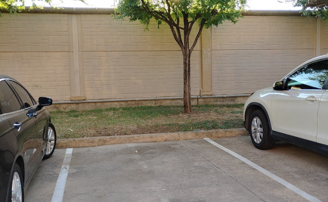  parking on Glenwick Lane in Dallas