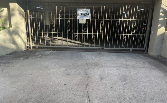  parking on North Kings Road in Los Angeles